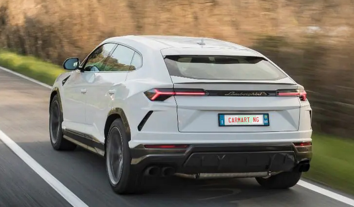 2020 Lamborghini Urus back view