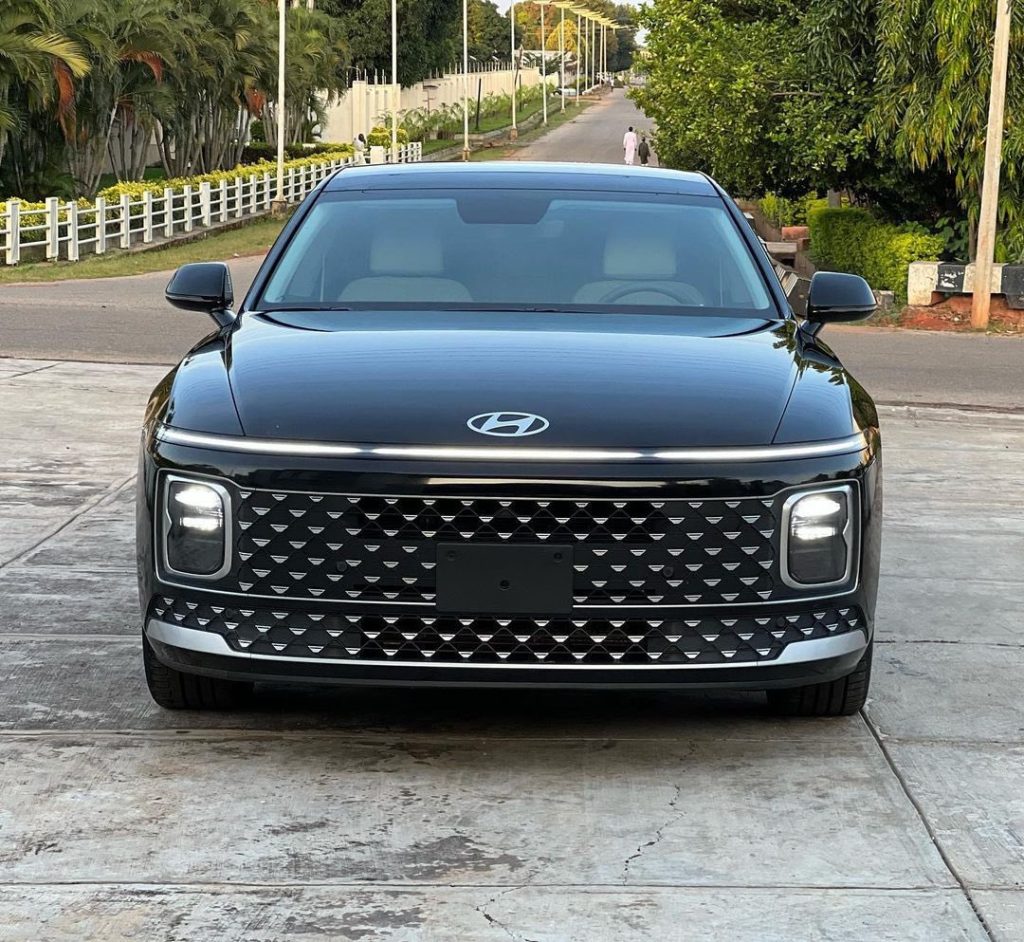 front view of 2024 hyundai azera