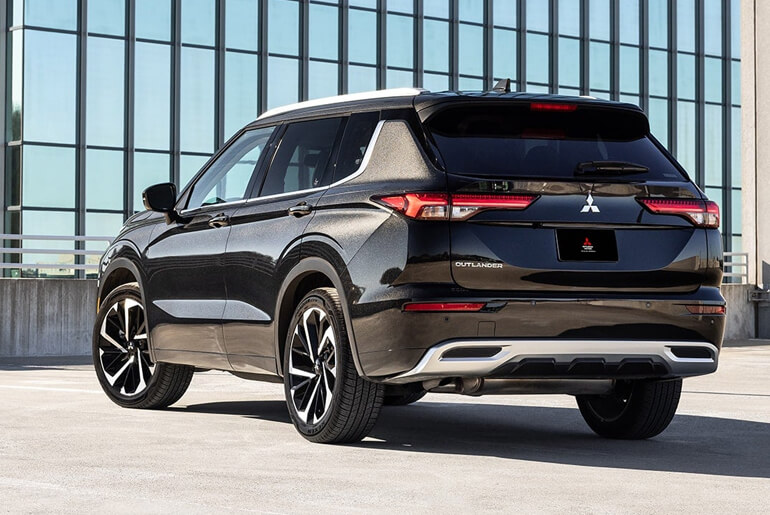 2023 Mitsubishi Outlander back view