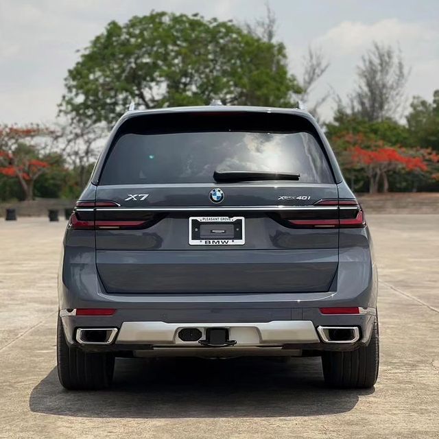 2024 BMW X7 XDrive 40i back view