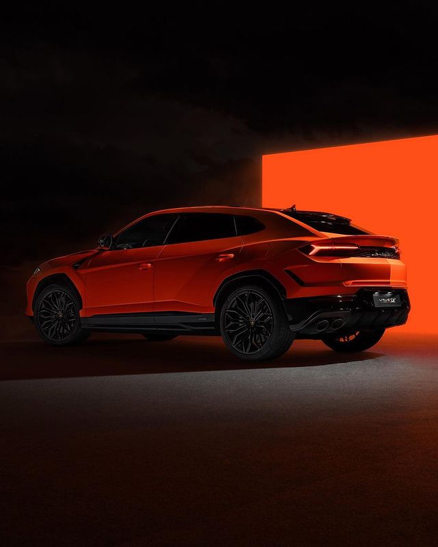 2025 Lamborghini Urus SE back view