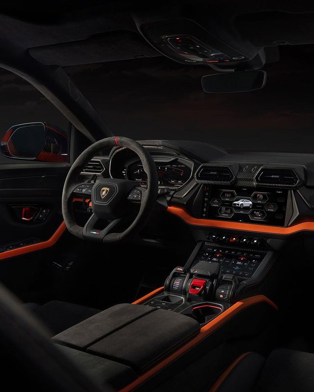 2025 Lamborghini Urus SE interior