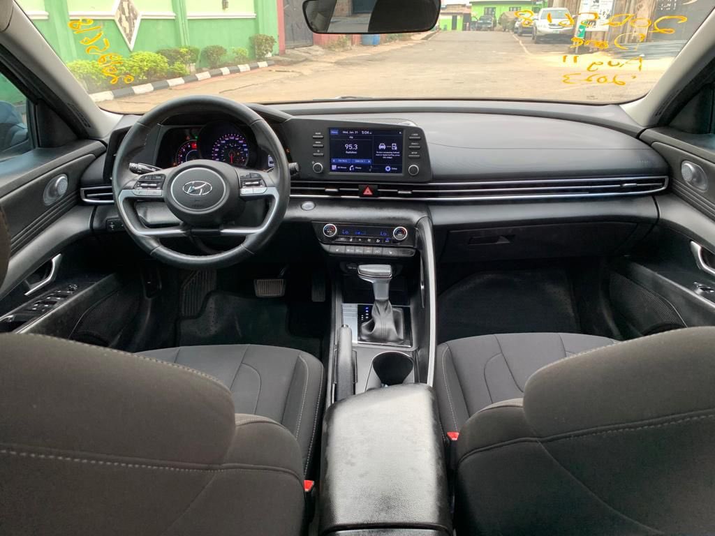 2021 Hyundai Elantra interior