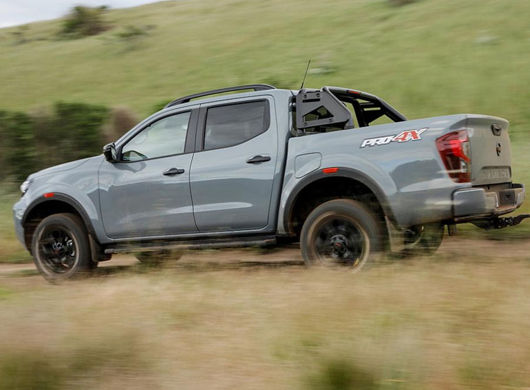 2024 Nissan Navara side view