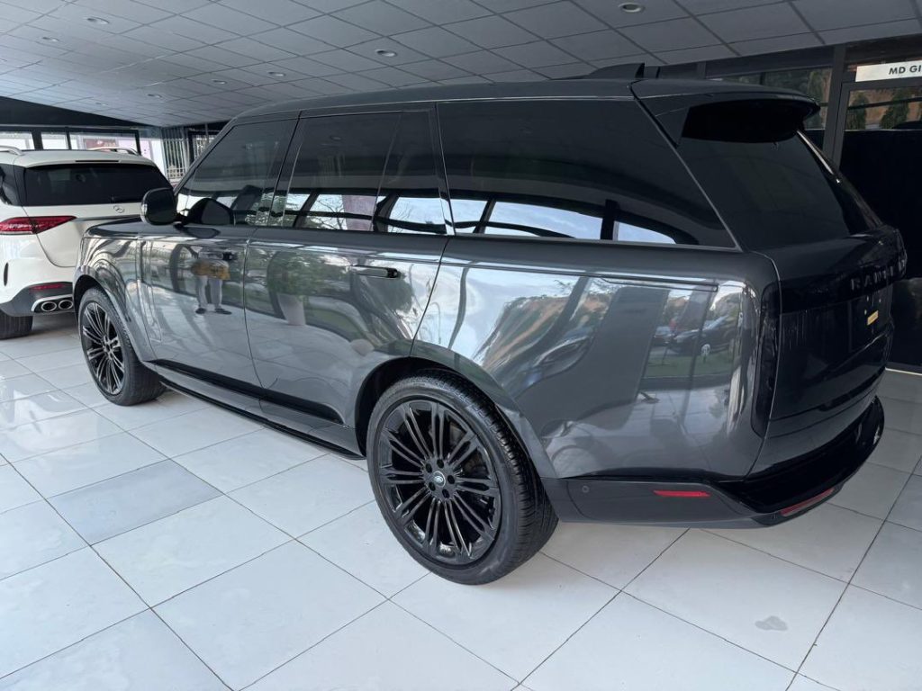 2024 Range Rover Vogue side view